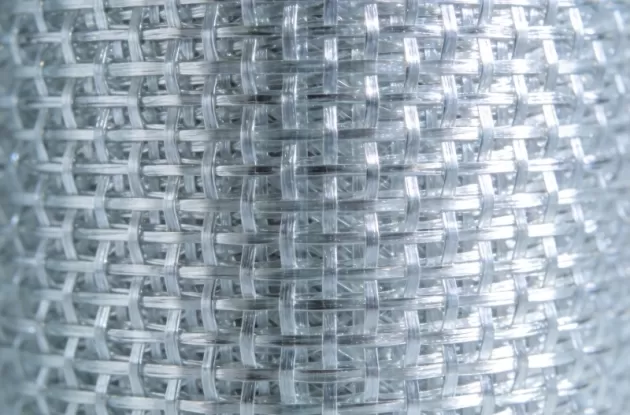 Kad sasmalcināta šķipsnu paklāja vietā izmantot stikla šķiedras šūtu paklāju