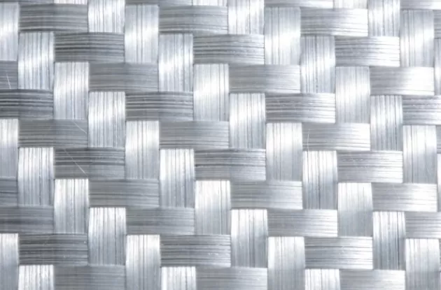 Kāds ir stikla šķiedras serdes paklājs, ko izmanto sendvičpaneļos?