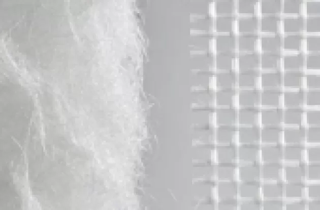 Stikla šķiedras paklājs pret stikla šķiedras audumu